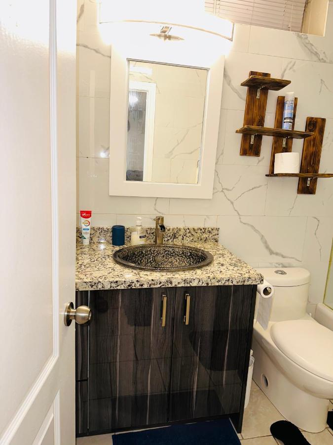 Deluxe Double Room- Hazel Stays Mississauga Exterior foto
